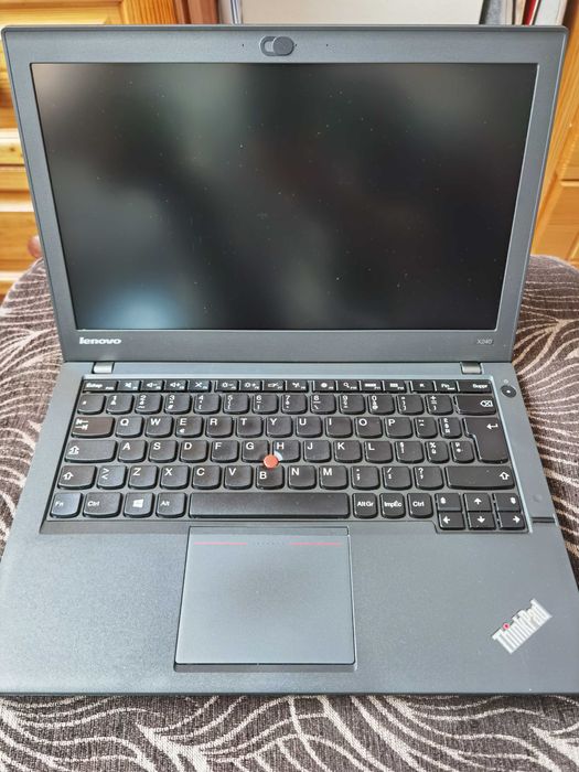 Lenovo ThinkPad X240 с Windows 11 и аксесоари.