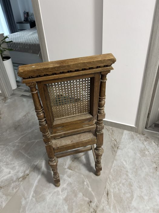 Scaun nerestaurat din lemn masiv si spatar din ratan