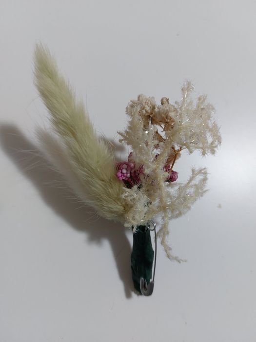 Сватбени бутониери и гривни за ръка