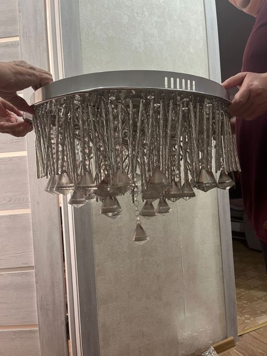 Продам люстру