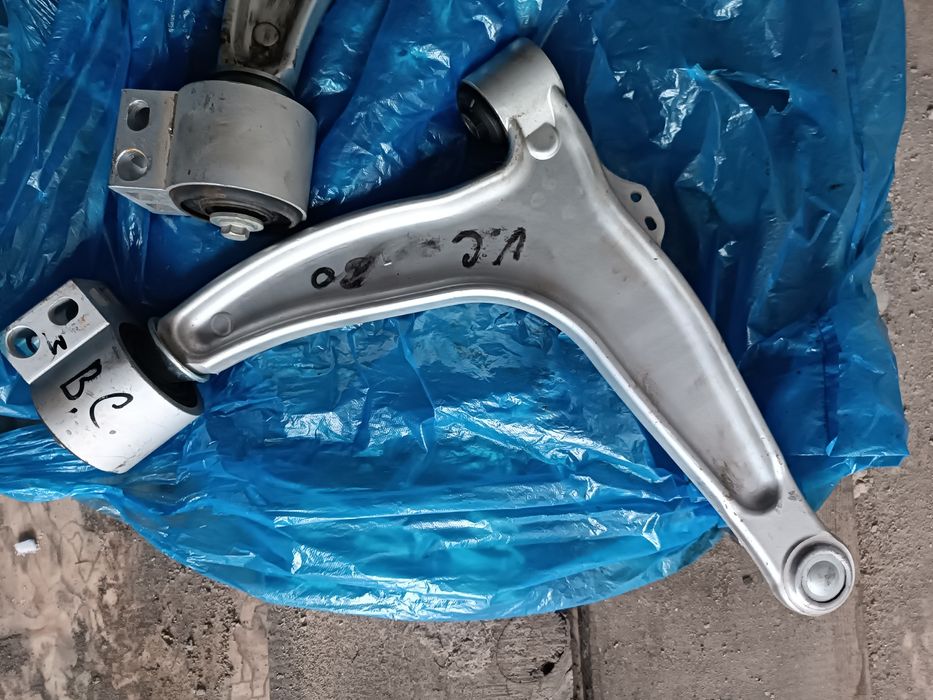 Рычаги передние (правый,левый)