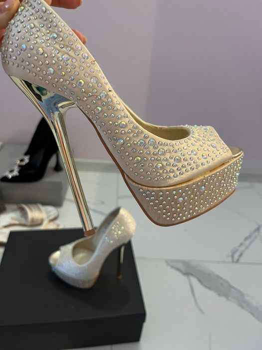 Уникални, златни токчета с камъни