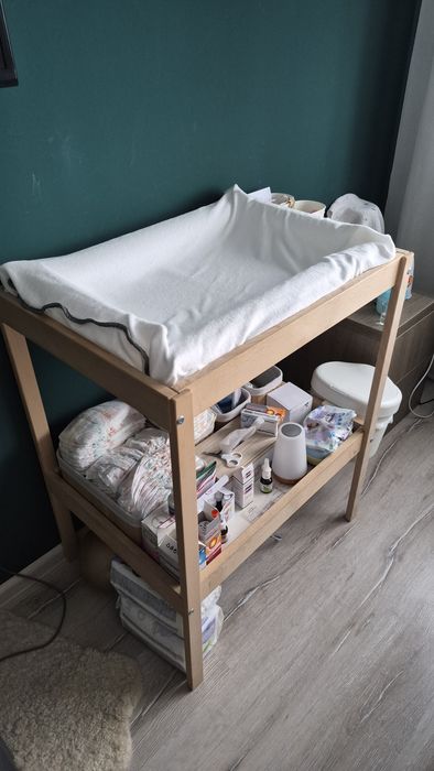 Masă de înfășat IKEA cu accesorii și saltea