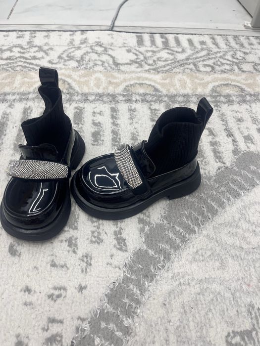 Продам детские ботинки новые