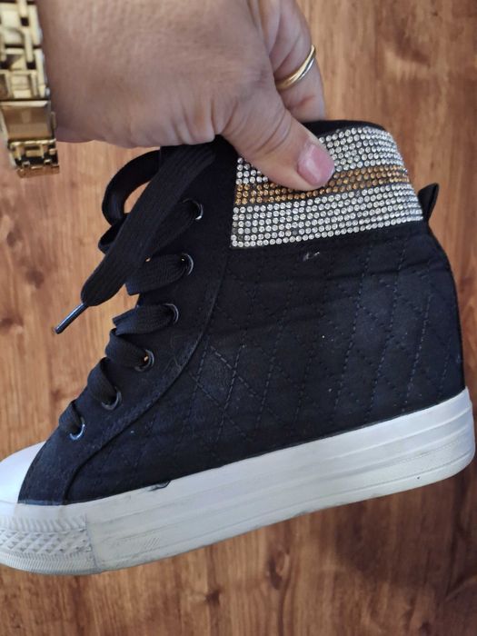 Официални кецове на платформа