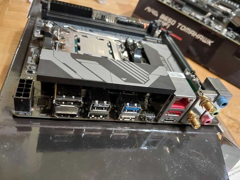 AMD Ryzen 5 7600 + Gigabyte A620i AX Wi-Fi