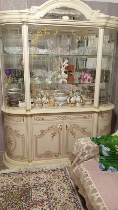 Продам красивый шкаф сервант