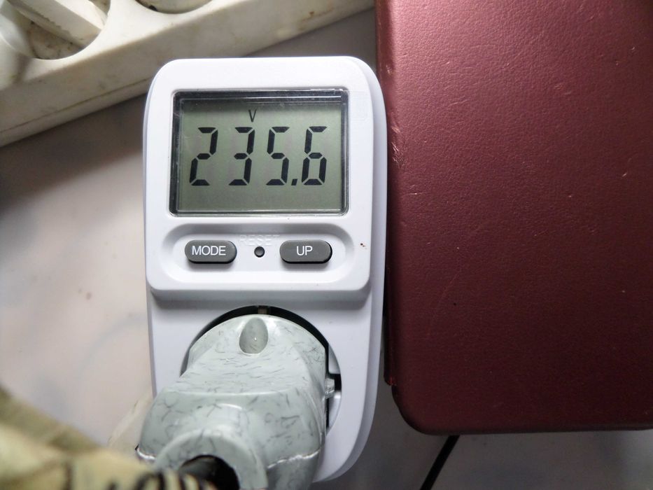 Aparat masura consumul instant in w panouri solare invertor arata tensiunea 220v