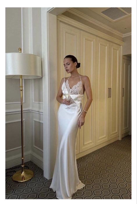 Продам белое атластные вечернее платье