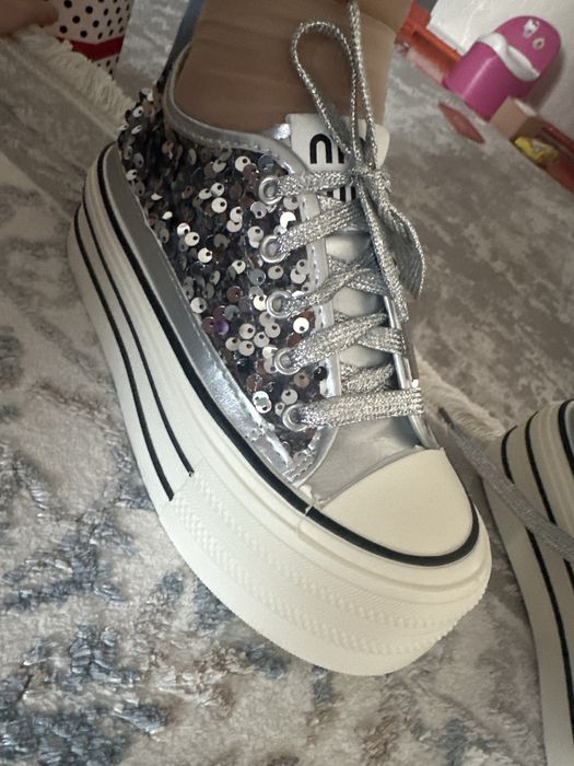 Женские кроссовки