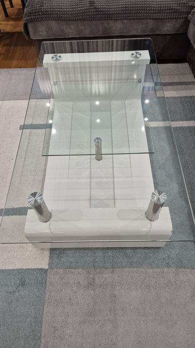 Бяла холна стъклена маса