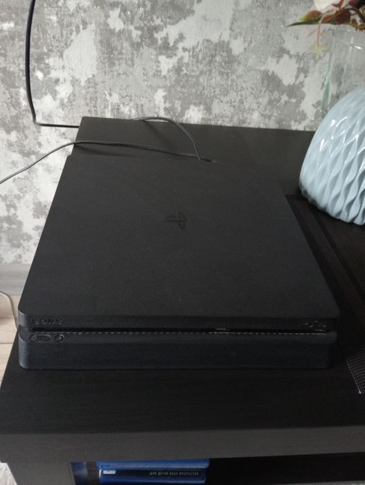 Продам игровую приставку PS4