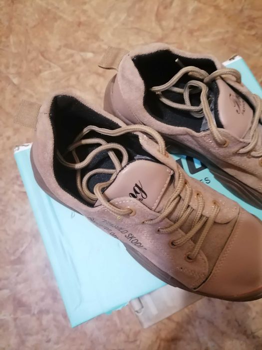 Красивые кроссовки   новые дешево