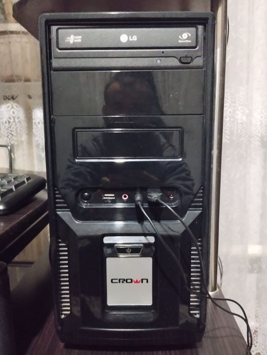 Компьютер с компьютерным столом