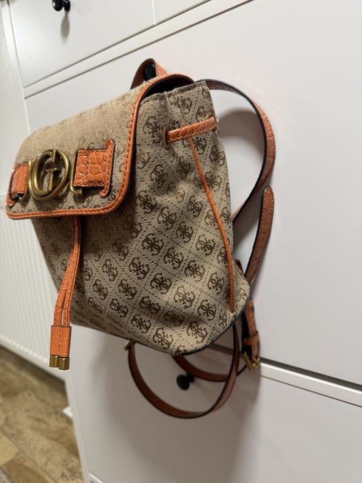 Rucsac marca Guess