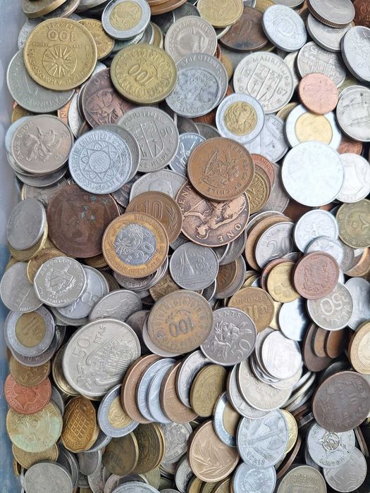 LOT 10 Kg monede straine diverse == peste 2500 bucati ==plus BONUS==
