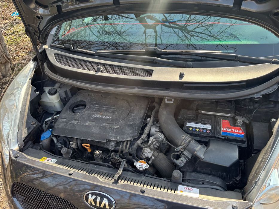 Продавам Киа Венга