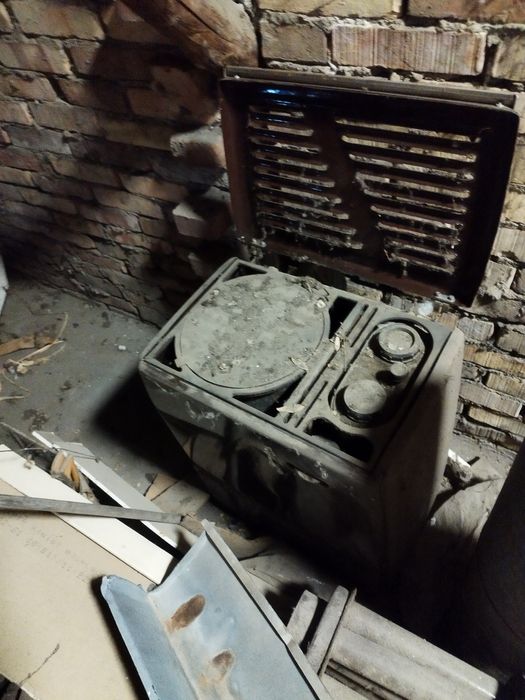 Стара печка на нафта или твърдо гориво