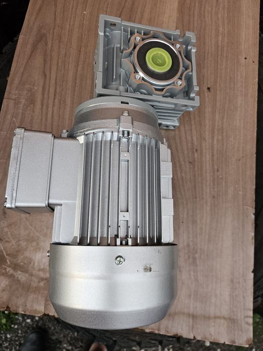 Motor trifazic cu reductor CHIARAVALLI 0.75 KW este nou