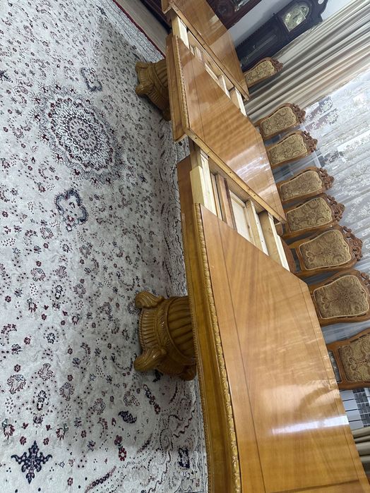 Стол с стульями для гостиной