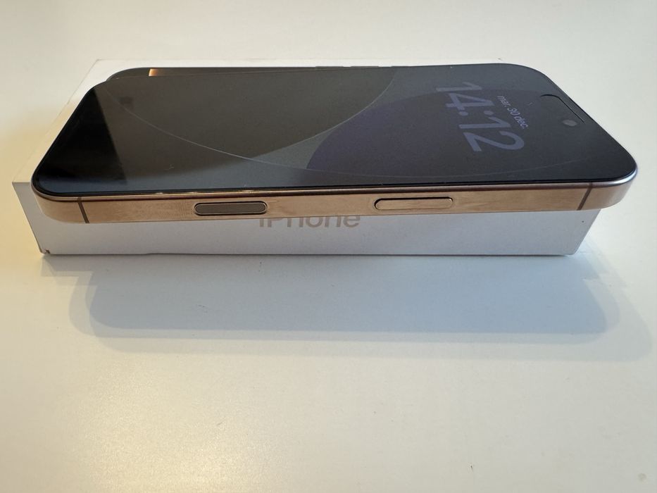 Ca nou iphone 16 pro cutie cablu