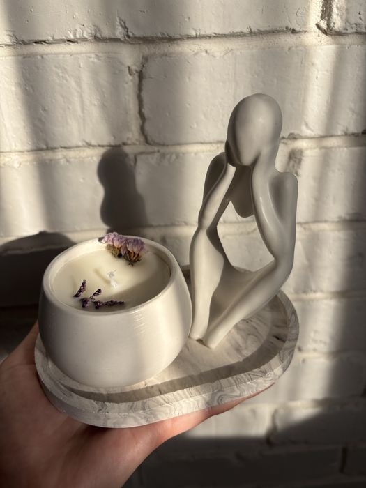 Аромасвеча и декор в подарочной упаковке.