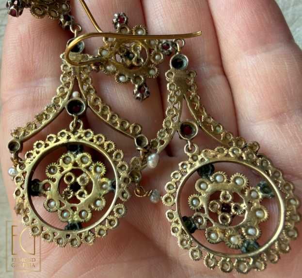 Pereche de cercei din aur și argint, cu smaralde, rubine și perle seed