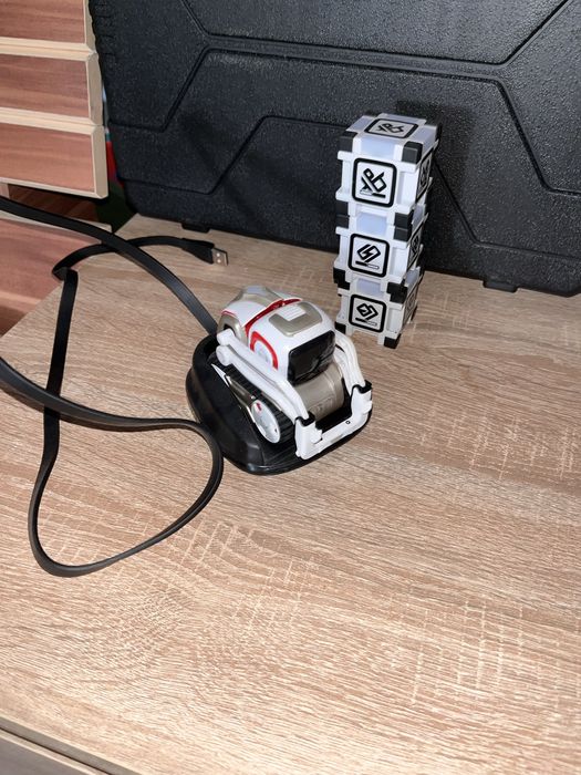 Vănd robot interactiv cozmo