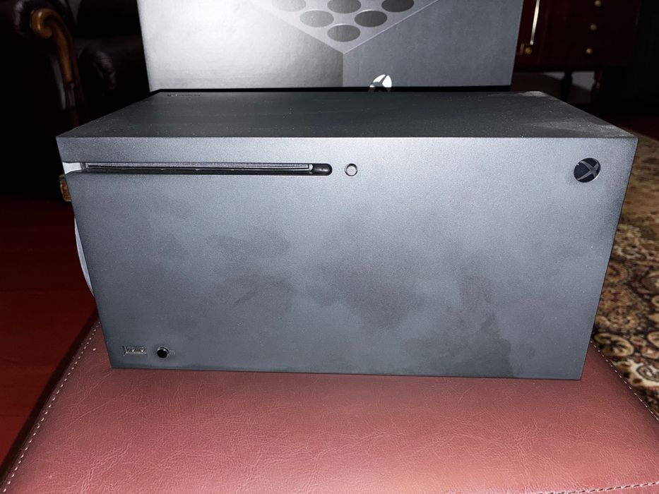Xbox series X 1TB negru + 3 jocuri si 2 controllere
