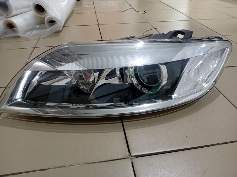 Передние фары Audi Q7