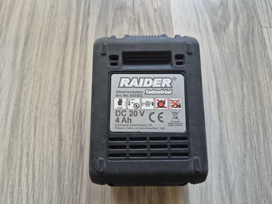 Акумулаторен ударен гайковерт Raider Industrial RDI-IBW01 400Nm
