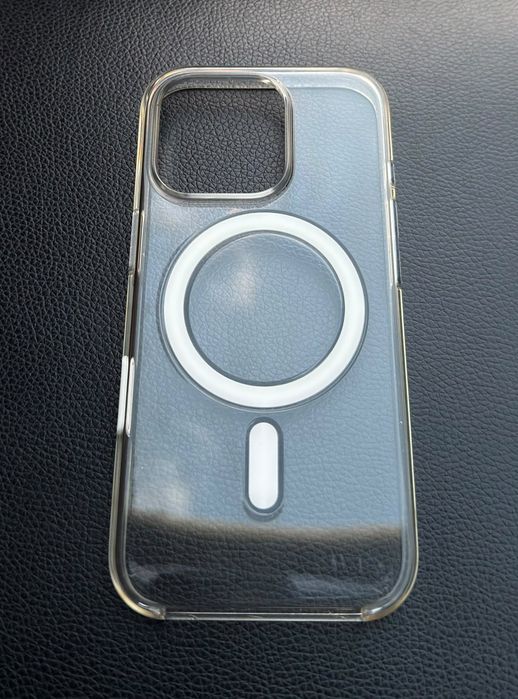 Продам оригинальный чехол на  iPhone 16 Pro
