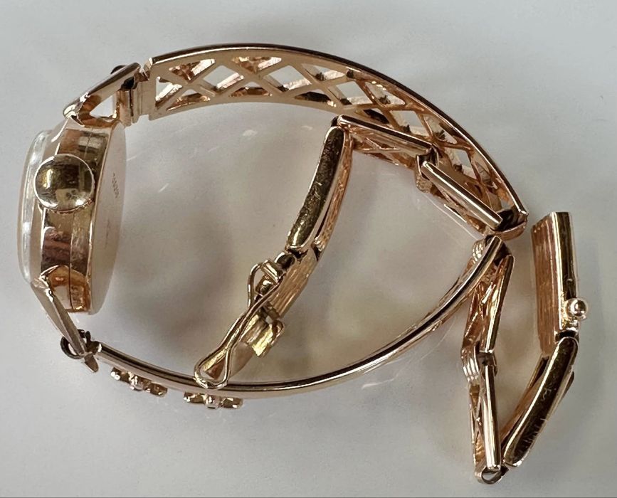 Златен съветски руски часовник