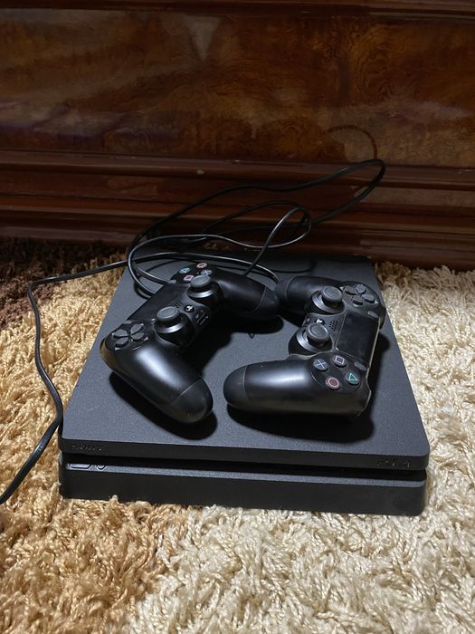 Vand ps4 slim cu doua manete si multe jocuri