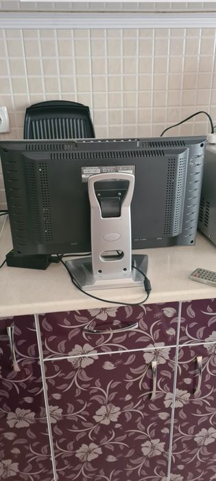 Телевизор малък.