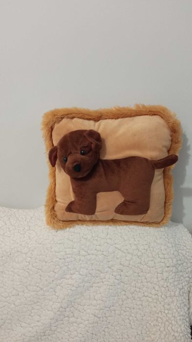 Мека и интересна възглавничка с релефно, сладко кученце