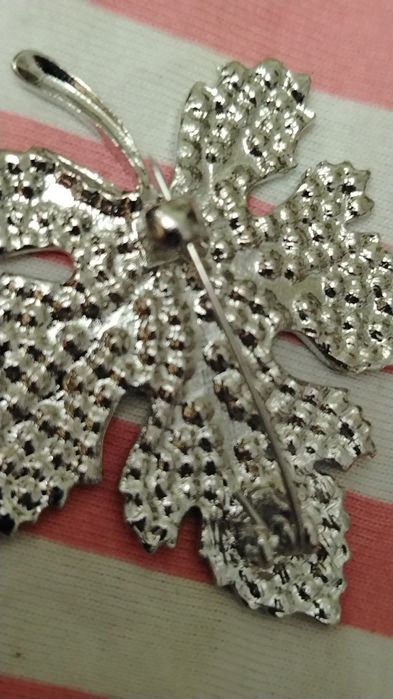 Брошь  кленовый лист