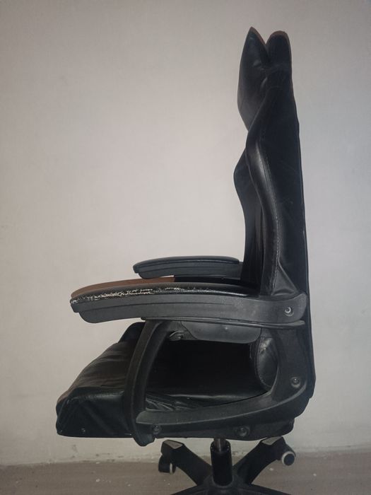 Игровой компьютер с кресло