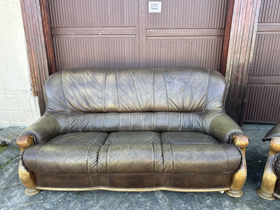 Кожен диван и  фотьойл – естествена кожа, масивни дървени детайли