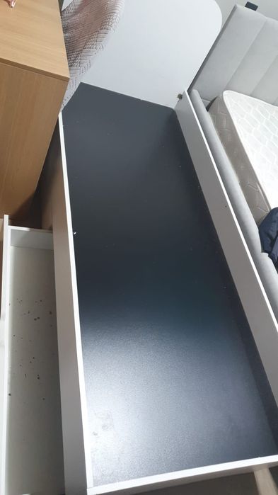 Кровать с матрасом.