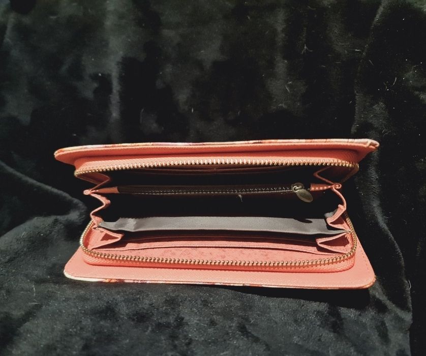 Луксозен и красив голям портфейл от качествен изкуствен лак. НОВ