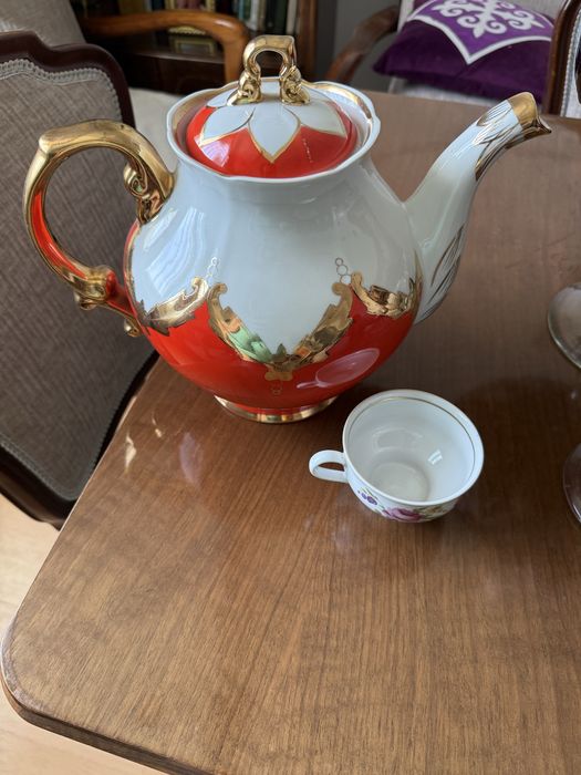 Продам доливной чайник Красный бутон