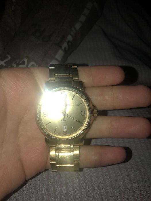 Золотые кварцевые часы