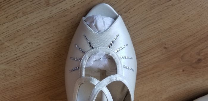 Нови дамски обувки бял сатен за булка