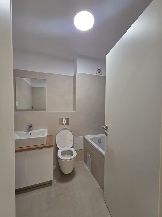 Inchiriez apartament cu 3 camere