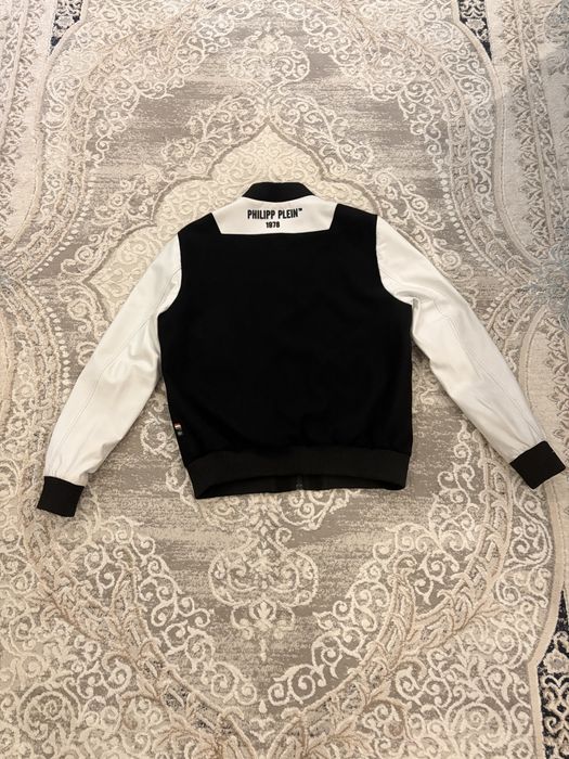 куртка-бомбер от бренда Philipp Plein