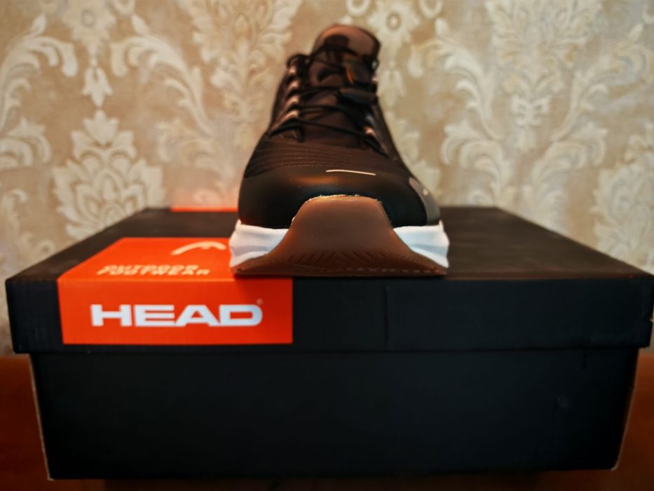 Adidași noi cu eticheta