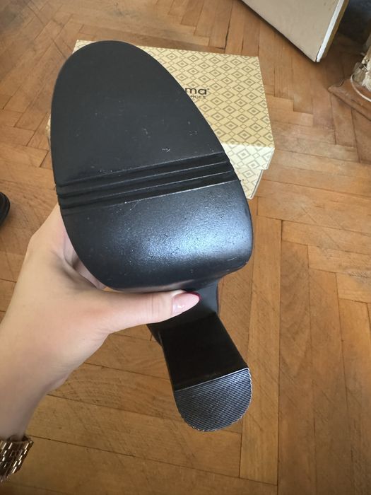 Черни боти на висок ток