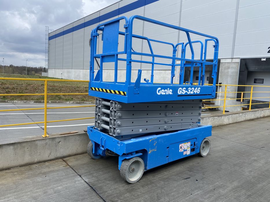 De inchiriat nacele electrice cu brat sau nacela electrice foarfeca