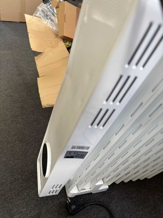 Radiator cu ulei Midea, 11 elemente, putere 2300W, culoare alb